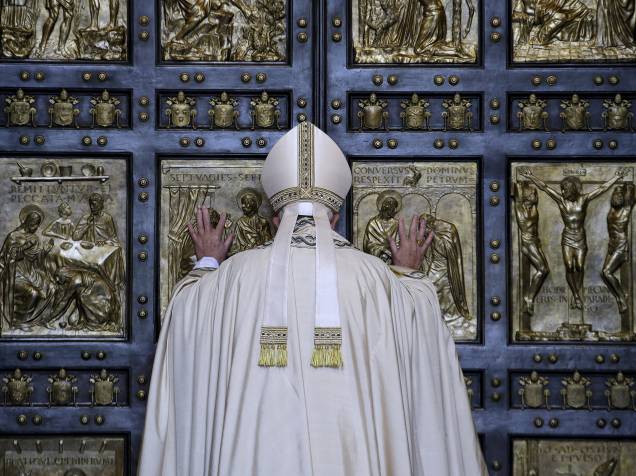 Papa Francisco reza antes de abrir a Porta Santa da Basílica de São Pedro, no Vaticano, na manhã desta terça-feira
