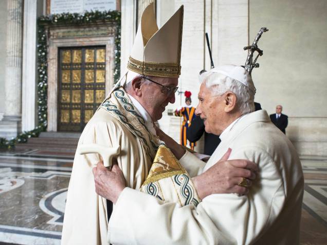 Papa Francisco em Papa Bento XVI se encontram na Basílica de São Pedro, no Vaticano