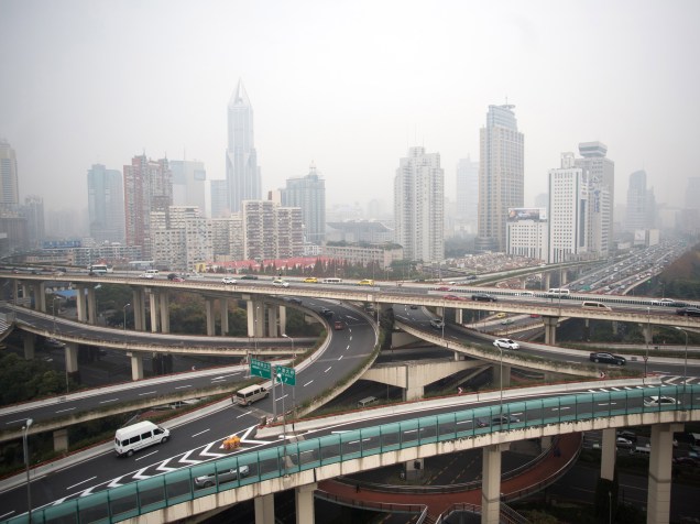<p>Vista aérea mostra poluição sobre a cidade de Xangai, na China, na manhã de hoje - 15/12/2015</p>