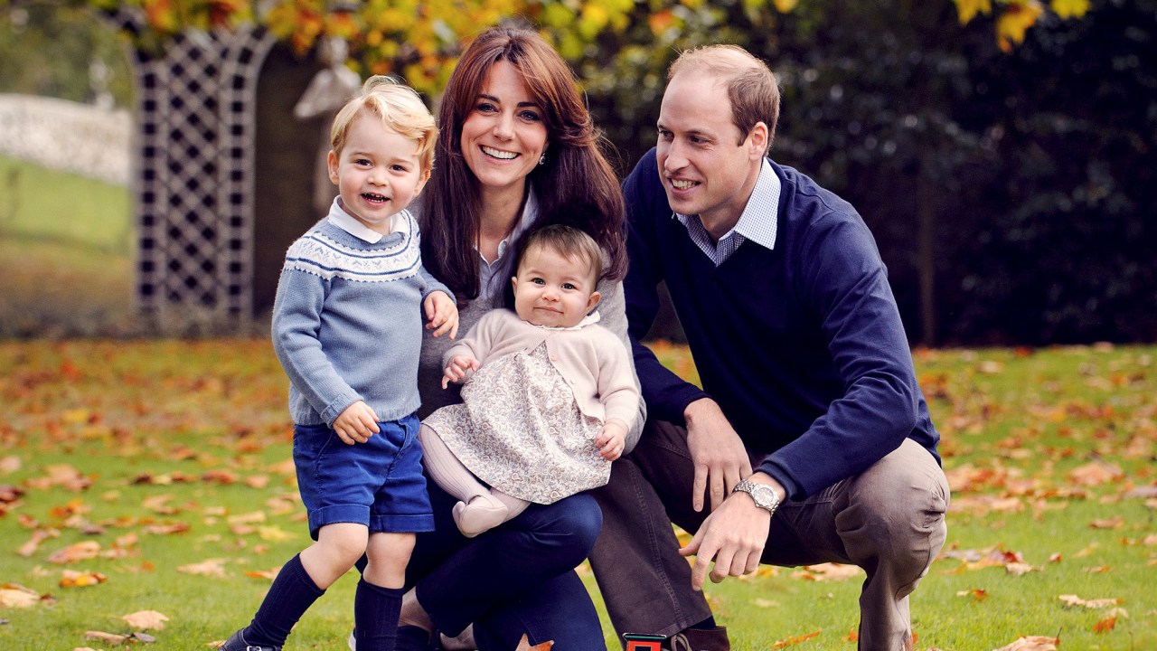 Em imagem divulgada nesta sexta-feira (18), Kate Middleton, o príncipe William e os filhos do casal, os príncipes George e Charlotte (no colo de Kate), tiram foto no palácio de Kensington, em Londres