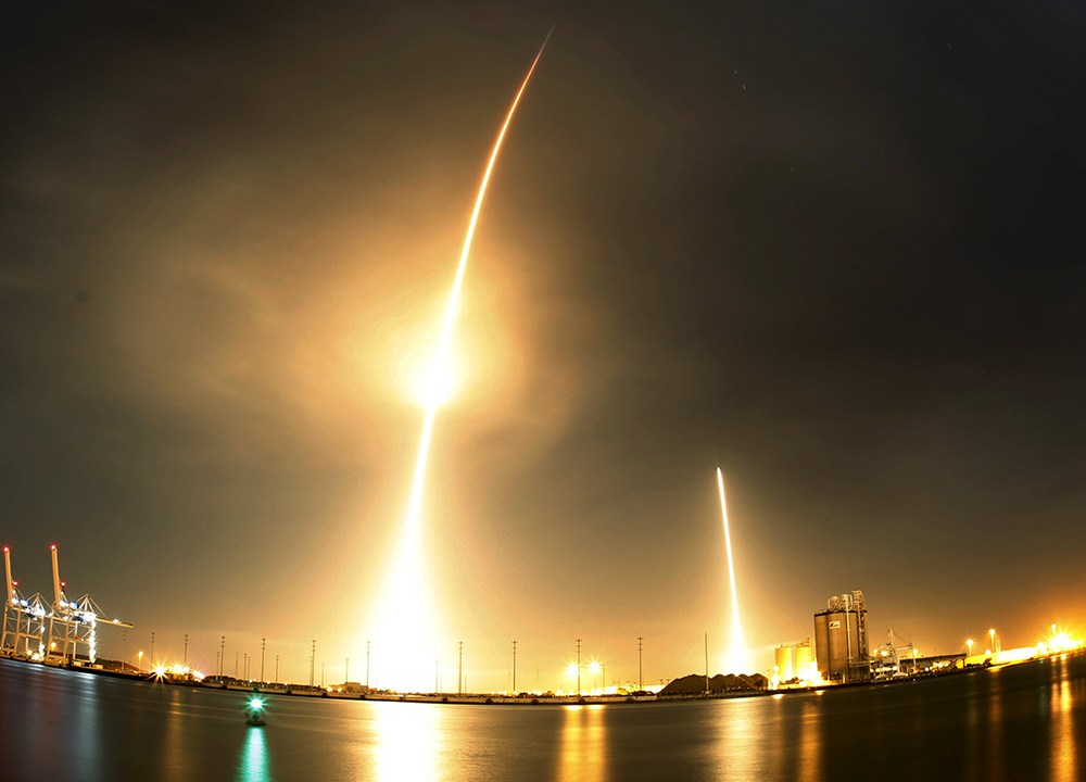 O foguete Falcon 9, da empresa SpaceX, decola da base de Cabo Canaveral, na Flórida (EUA). O foguete colocou em órbita uma dezena de satélites