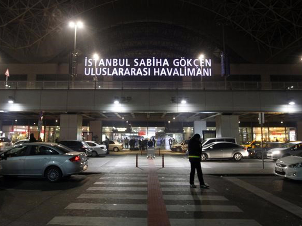 Uma explosão durante a noite em um aeroporto em Istambul matou uma pessoa e danificou três aviões a centenas de metros de distância um do outro, disse a mídia turca, o que provocou um alerta de segurança enquanto as autoridades procuram determinar se a causa foi uma bomba