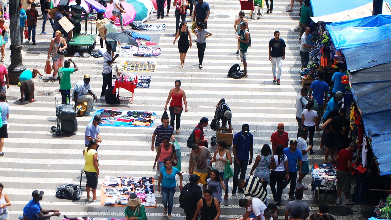 Movimentação de consumidores na região da 25 de Março, Centro de São Paulo (SP), na manhã da última quinta-feira (24), véspera de Natal