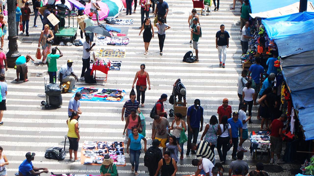 Em São Paulo, rua 25 de Março tem movimento fraco na véspera de Natal | VEJA Em São Paulo, rua 25 de Março tem movimento fraco na véspera de Natal | VEJA
