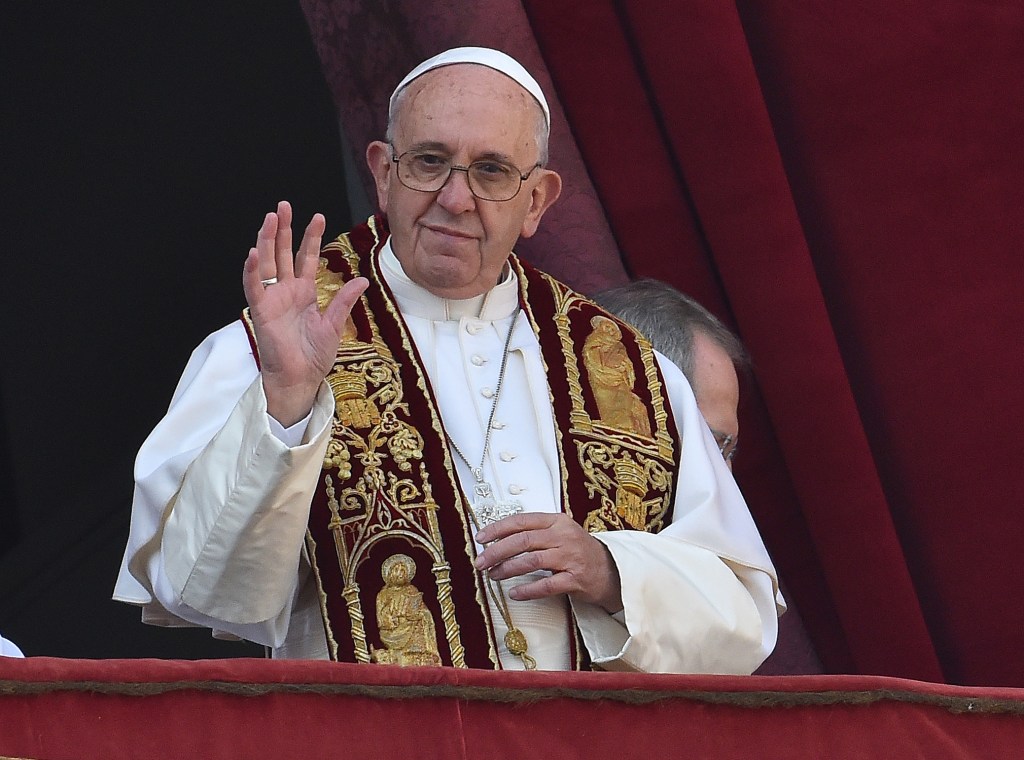 Papa Francisco acena aos fiéis antes da tradicional mensagem "Urbi et Orbi" de Natal na praça de São Pedro, no Vaticano