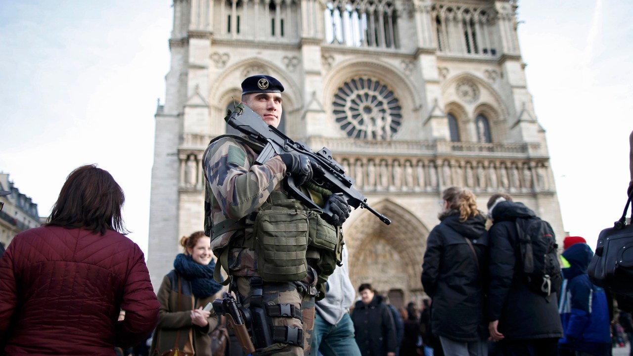 Soldado patrulha a catedral de Notre Dame, em Paris, França. A segurança no país foi reforçada para a época de festas temendo novos ataques à capital francesa - 30/12/2015