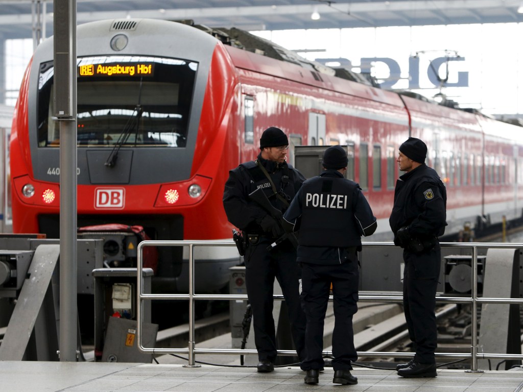 Polícia monta guarda na principal estação ferroviária de Munique, Alemanha após ameaça de ataque terrorista - 01/01/2016