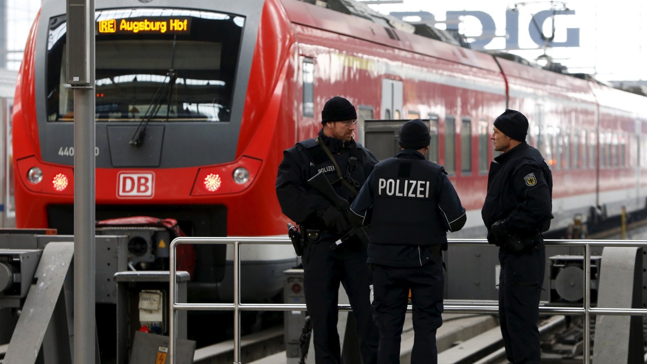 Polícia monta guarda na principal estação ferroviária de Munique, Alemanha após ameaça de ataque terrorista - 01/01/2016