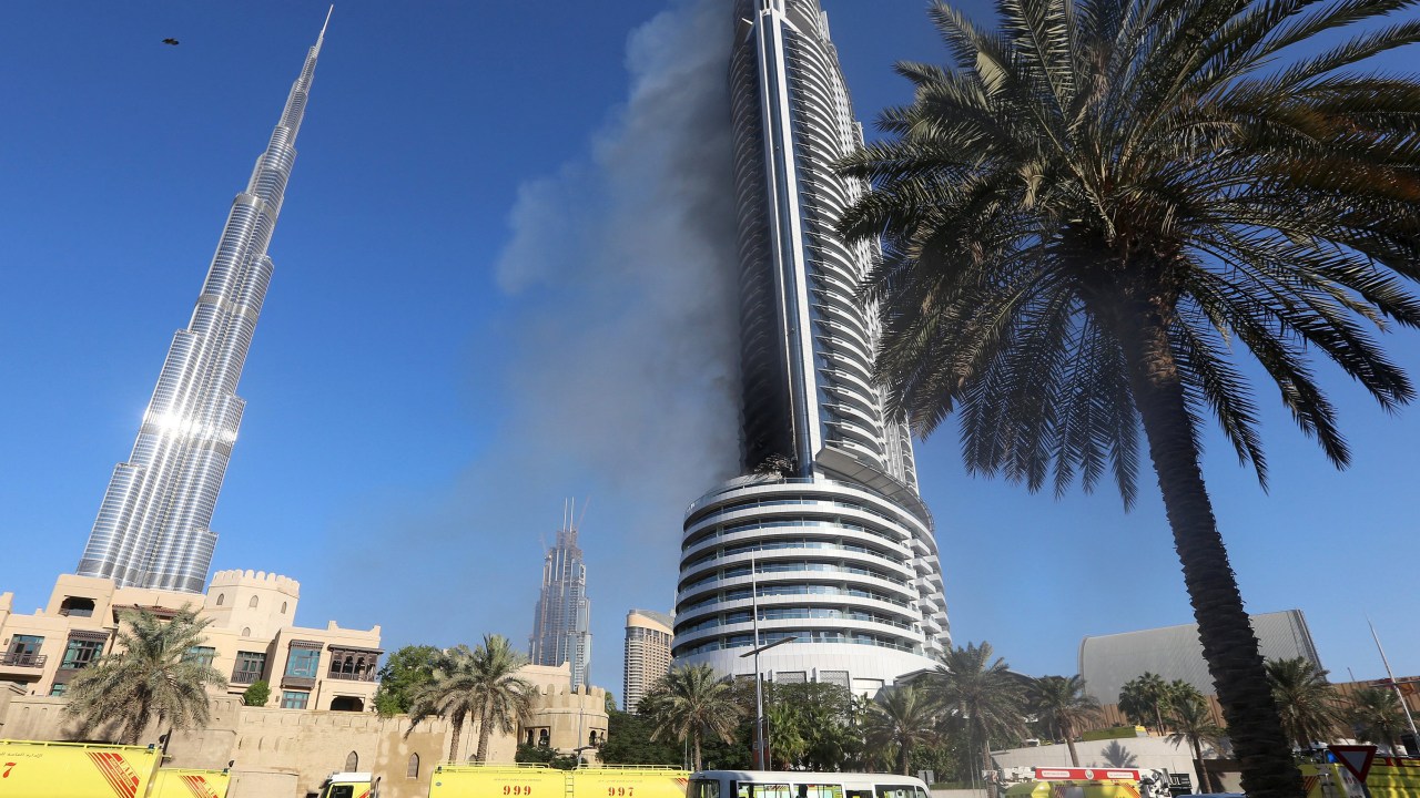 Coluna de fumaça sobe a partir do Address Downtown Hotel em Dubai na sequência de um incêndio que tomou conta de vários andares do edifício - 01/01/2016