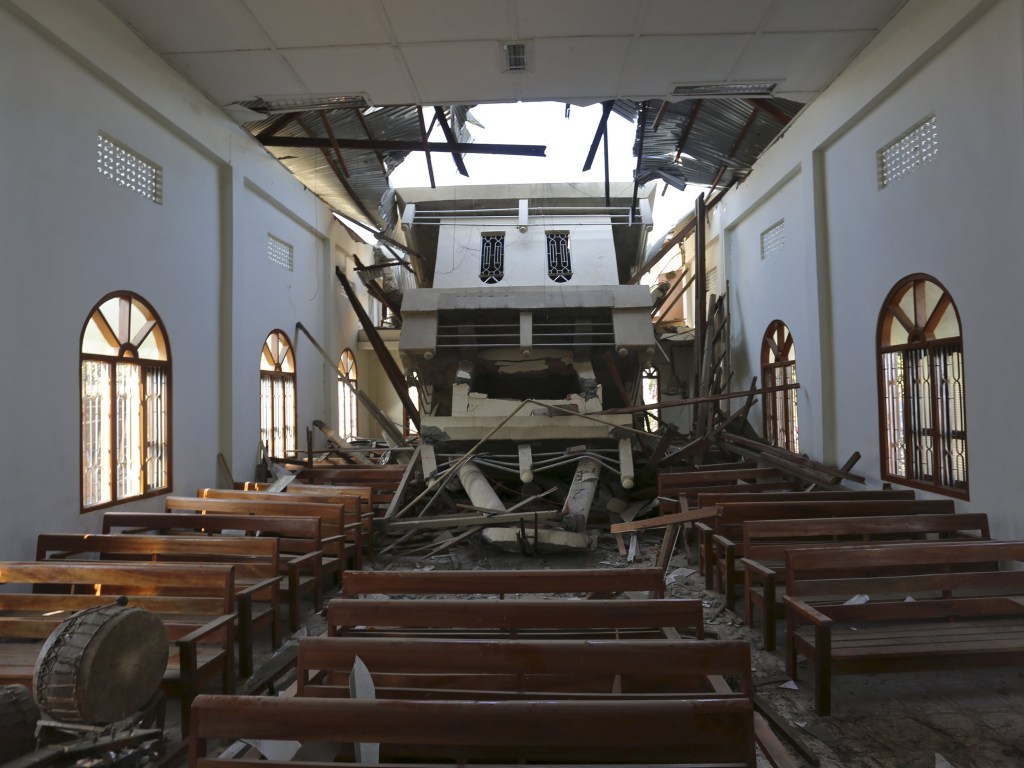 Teto de uma igreja fica destruído no vilarejo de Leimakhong nos arredores da cidade indiana de Imphal após um terremoto que atingiu o nordeste do país - 04/01/2015