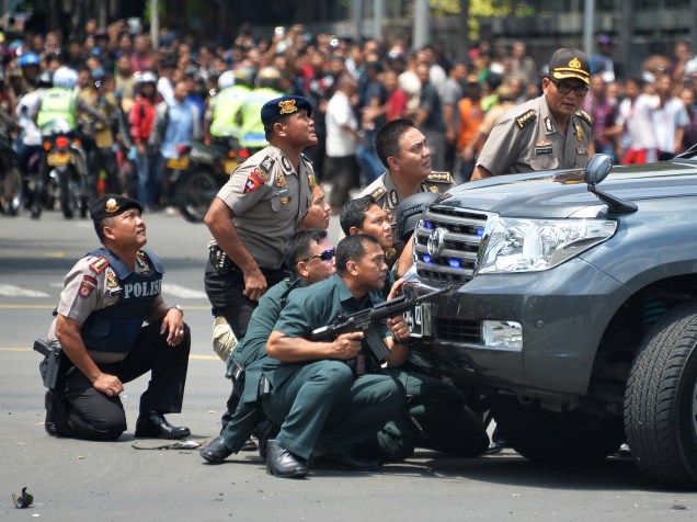 Policiais trocam tiros com terroristas que atacaram o centro de Jacarta, na Indonésia