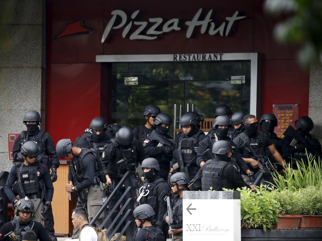 Polícia cerca restaurante invadido por terroristas perto do local de um ataque no centro de Jacarta, na capital da Indonésia