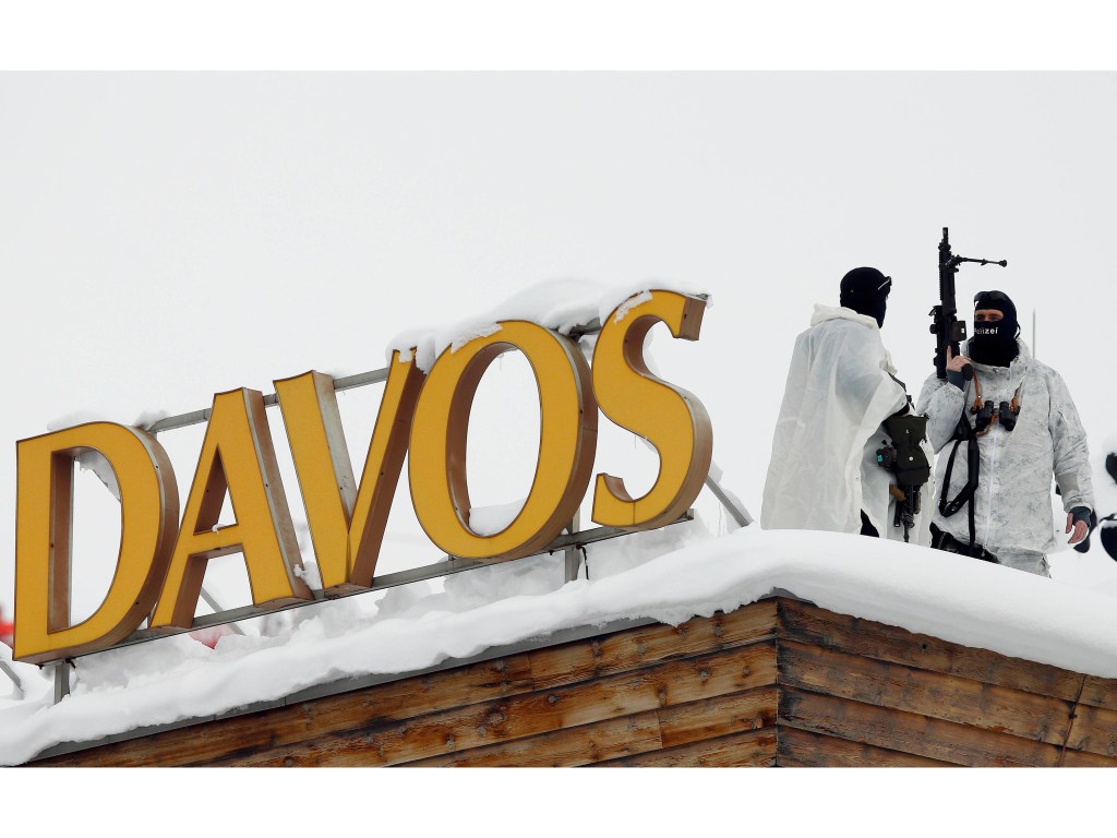 Oficiais da polícia especial suíça fazem a segurança do telhado do Hotel que recebe os participantes do Fórum Econômico Mundial em Davos