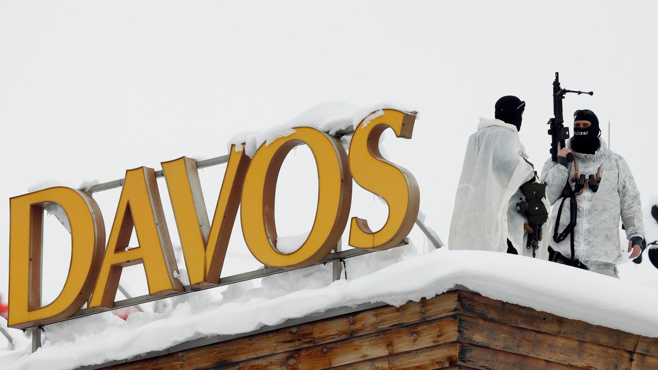 Oficiais da polícia especial suíça fazem a segurança do telhado do Hotel que recebe os participantes do Fórum Econômico Mundial em Davos