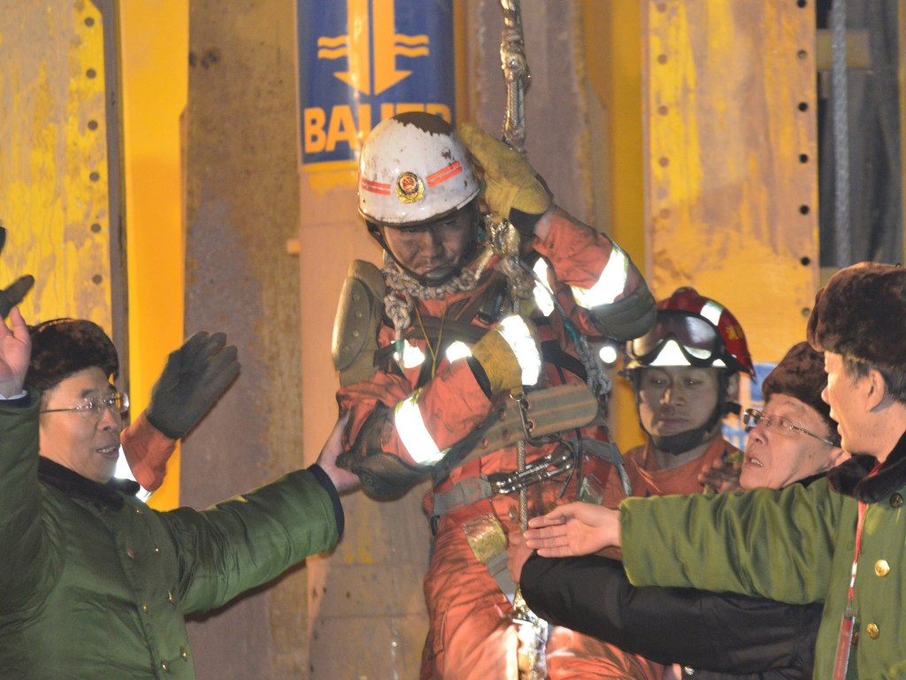 Trabalhador é retirado depois de 36 dias de uma mina de carvão que entrou em colapso em Pingyi, na província chinesa de Shandong - 29/01/2016