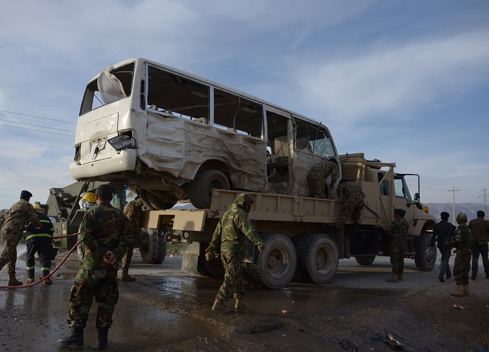 Soldados afegãos acompanham o transporte de um veículo danificado por um ataque suicida perto de Mazar-i-Sharif, no norte do Afeganistão. Um homem-bomba taleban atirou-se contra um ônibus que transportava militares, matando quatro soldados na explosão. O Taleban vem intensificando seus ataques contra o governo, há 15 anos apoiado por potências ocidentais