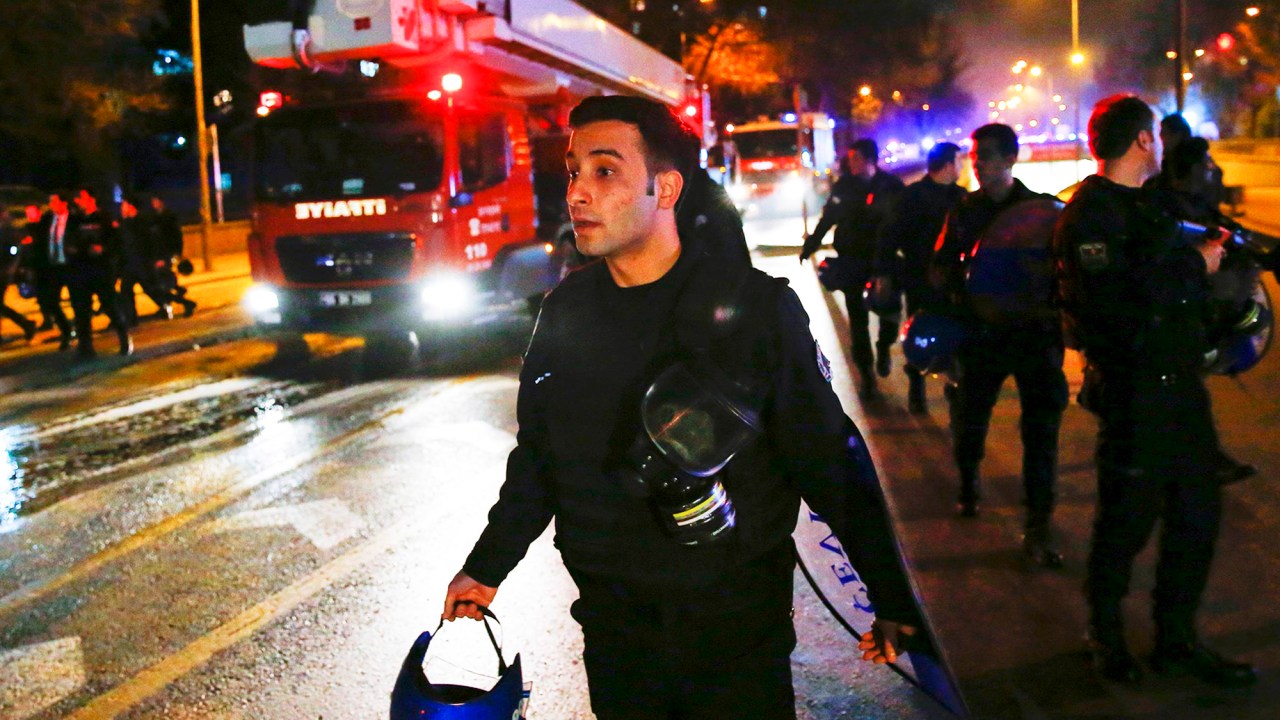 28 pessoas morreram e 61 ficaram feridas, após uma explosão na capital da Turquia, Ankara, nesta quarta-feira (17). Um carro-bomba teria explodido próximo à um veículo militar, que transportava soldados. Ambulâncias e bombeiros estão no local.