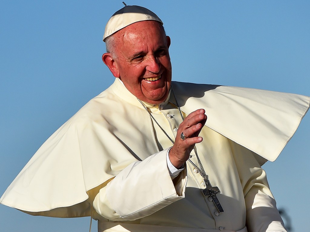 Papa Francisco sorri após chegar à Ciudad Juarez, no México, para celebrar missa, no último dia de visitas do pontífice no país, nesta quarta (17)