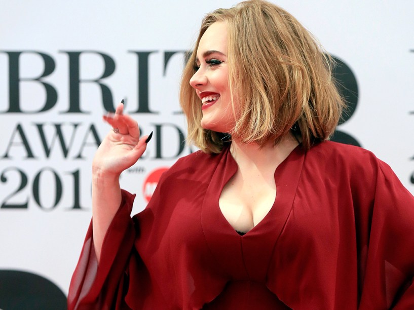 Adele exibe bandeira do Brasil em show e diz: “A sua hora vai chegar”