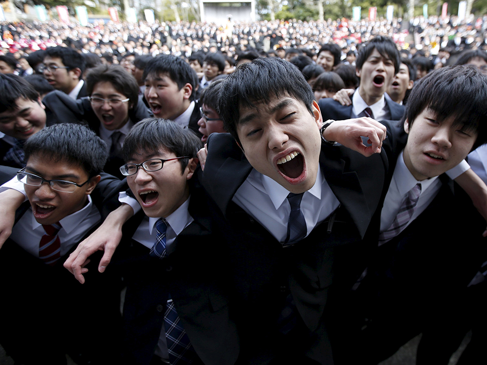 Estudantes universitários japoneses se reúnem antes de começarem a procurar emprego, em Tóquio