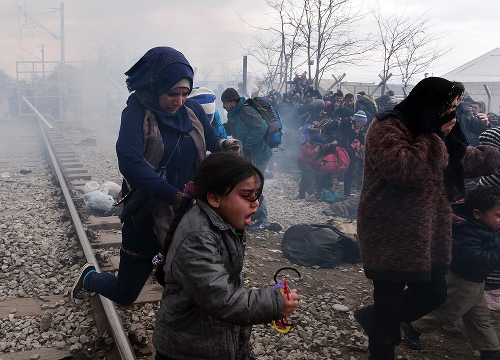Confronto em um protesto na fronteira entre Grécia e Macedônia, perto da vila grega de Idomeni. Uma multidão de migrantes avançou contra um portão e foi dispersada com gás lacrimogêneo