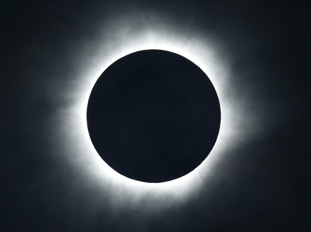 <p>Um eclipse solar total é visto a partir da cidade de Ternate, na Indonésia, nesta quarta-feira (09)</p>