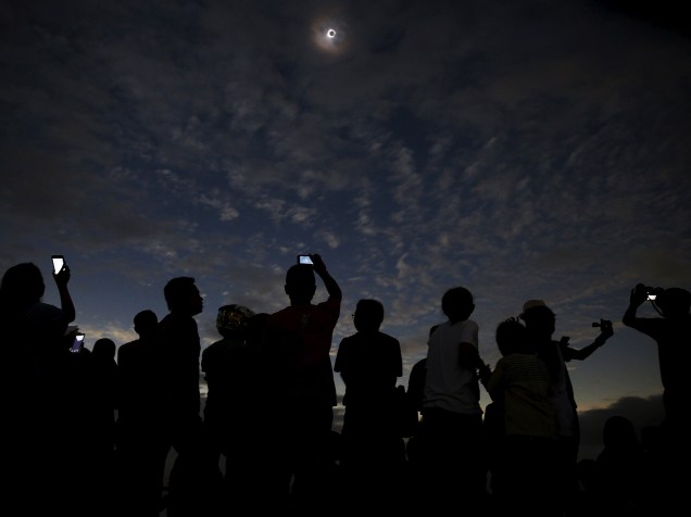 <p>Um eclipse solar total é visto a partir da cidade de Ternate, na Indonésia, nesta quarta-feira (09)</p>