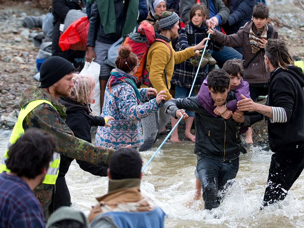 Macedônia decide fechar as fronteiras para refugiados que estavam no campo de Idomeni, na Grécia e que tentavam atravessar na manhã desta segunda-feira (14)