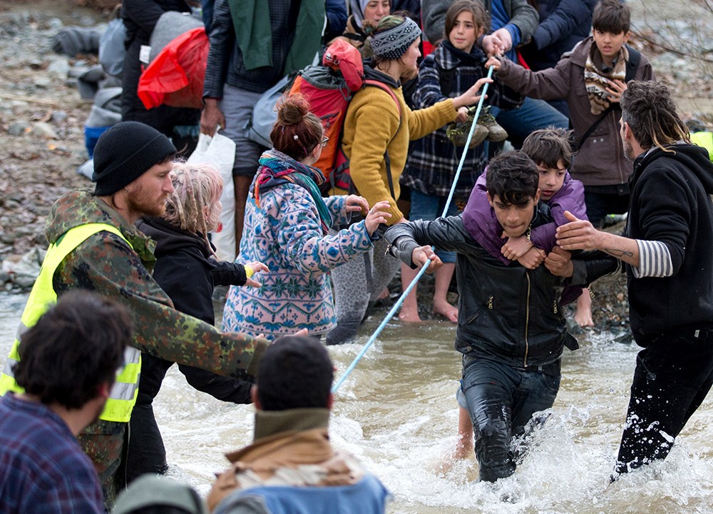 Macedônia decide fechar as fronteiras para refugiados que estavam no campo de Idomeni, na Grécia e que tentavam atravessar na manhã desta segunda-feira (14)