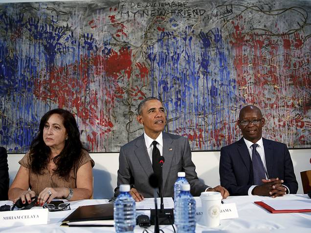 Obama faz discurso junto aos dissidentes cubanos Miriam Celaya e Manuel Cuesta, nesta tarde de terça-feira (22)