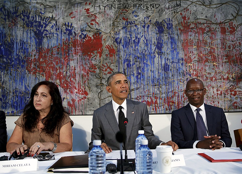 Obama faz discurso junto aos dissidentes cubanos Miriam Celaya e Manuel Cuesta, nesta tarde de terça-feira (22)