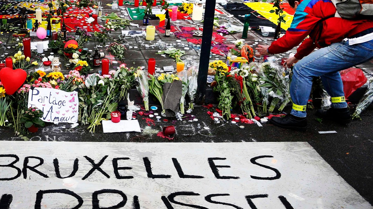 Pessoas deixam flores e velas em um memorial às vítimas dos ataques em Bruxelas, na Bélgica