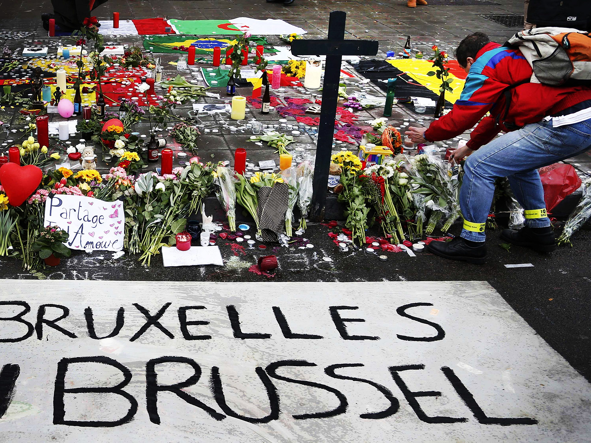 Pessoas deixam flores e velas em memorial às vítimas dos ataques em Bruxelas