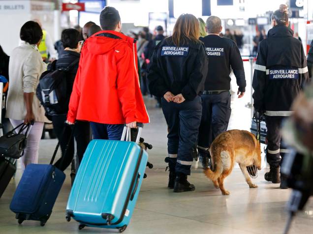 Membros da segurança do aeroporto e soldados franceses patrulham o interior do aeroporto Internacional Charles de Gaulle, em Roissy, perto de Paris, após os atentados de Bruxelas, na Bélgica<br>