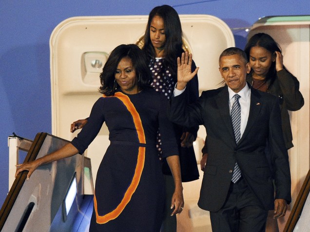  O presidente americano Back Obama, acompanhado da mulher Michelle e das filhas Sasha e Malia, desembarcaram na madrugada desta quarta-feira (23) no aeroporto de Ezeiza, em Buenos Aires
