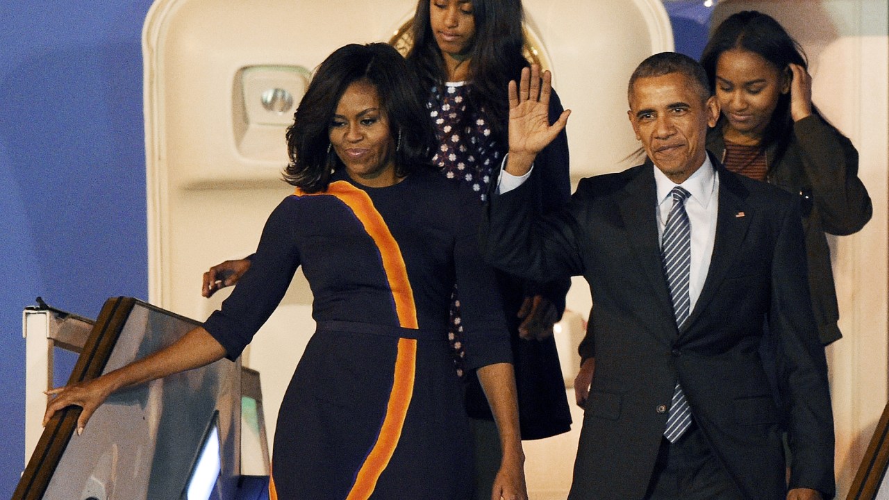 O presidente americano Back Obama, acompanhado da mulher Michelle e das filhas Sasha e Malia, desembarcaram na madrugada desta quarta-feira (23) no aeroporto de Ezeiza, em Buenos Aires
