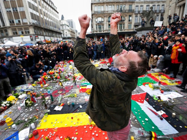 Um homem se emociona em um memorial às vítimas dos ataques em Bruxelas, na Bélgica