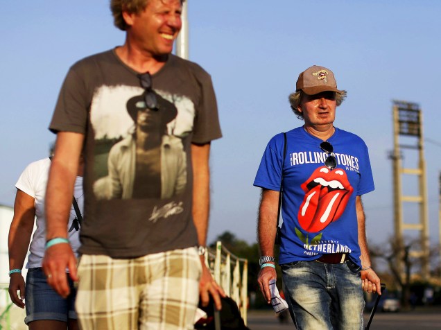 Fã se dirige ao local onde a banda The Rolling Stones, irá realizar show histórico na capital de Cuba, Havana, nesta sexta-feira (25). São esperadas mais de 400 mil pessoas para a apresentação gratuita dos britânicos
