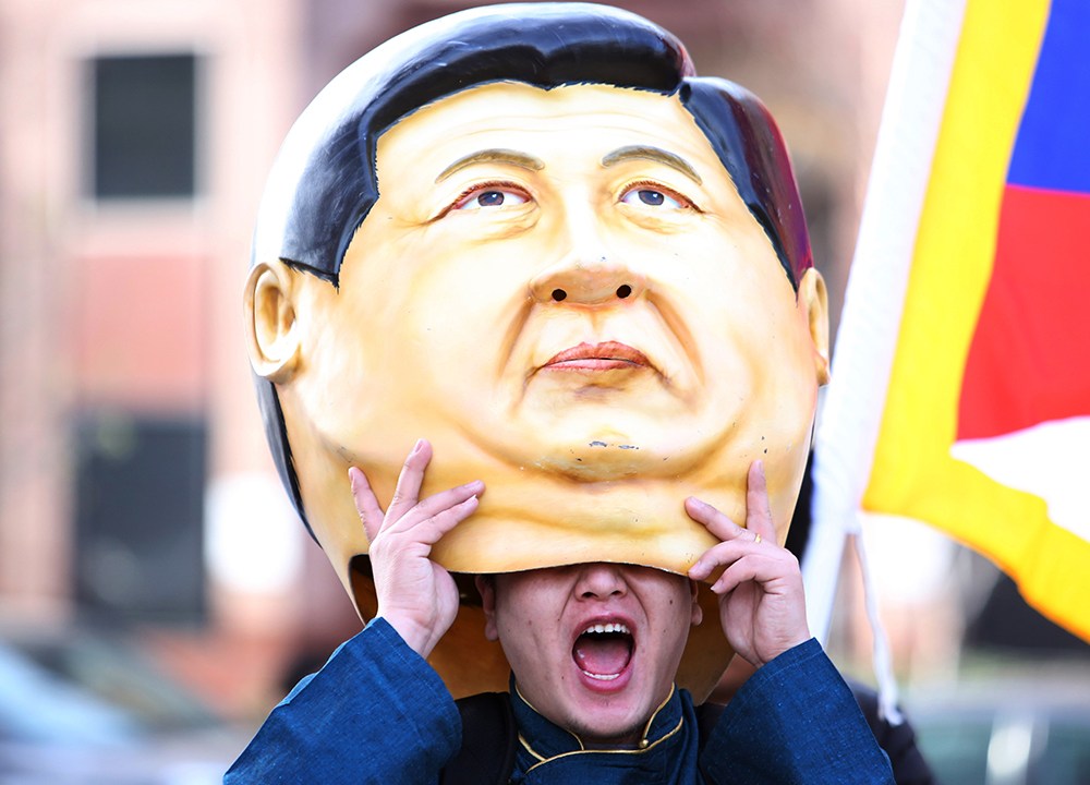 Manifestante usa a máscara de Xi Jinping, presidente da China, no primeiro dia da cúpula de segurança nuclear, que discutirá os perigos no uso de energia nuclear, em Washington, EUA - 31/03/2016