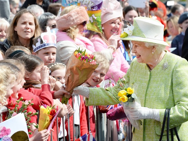 A rainha Elizabeth II recebe cumprimentos dos súditos durante caminhada em celebração ao seu aniversário de 90 anos em Windsor, a oeste de Londres - 21/04/2016
