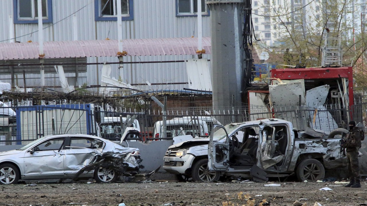 Dois soldados morreram e 52 pessoas ficaram feridas na explosão de caminhão-bomba diante de um posto do exército no sudeste da Turquia, região de maioria curda, anunciou o primeiro-ministro turco