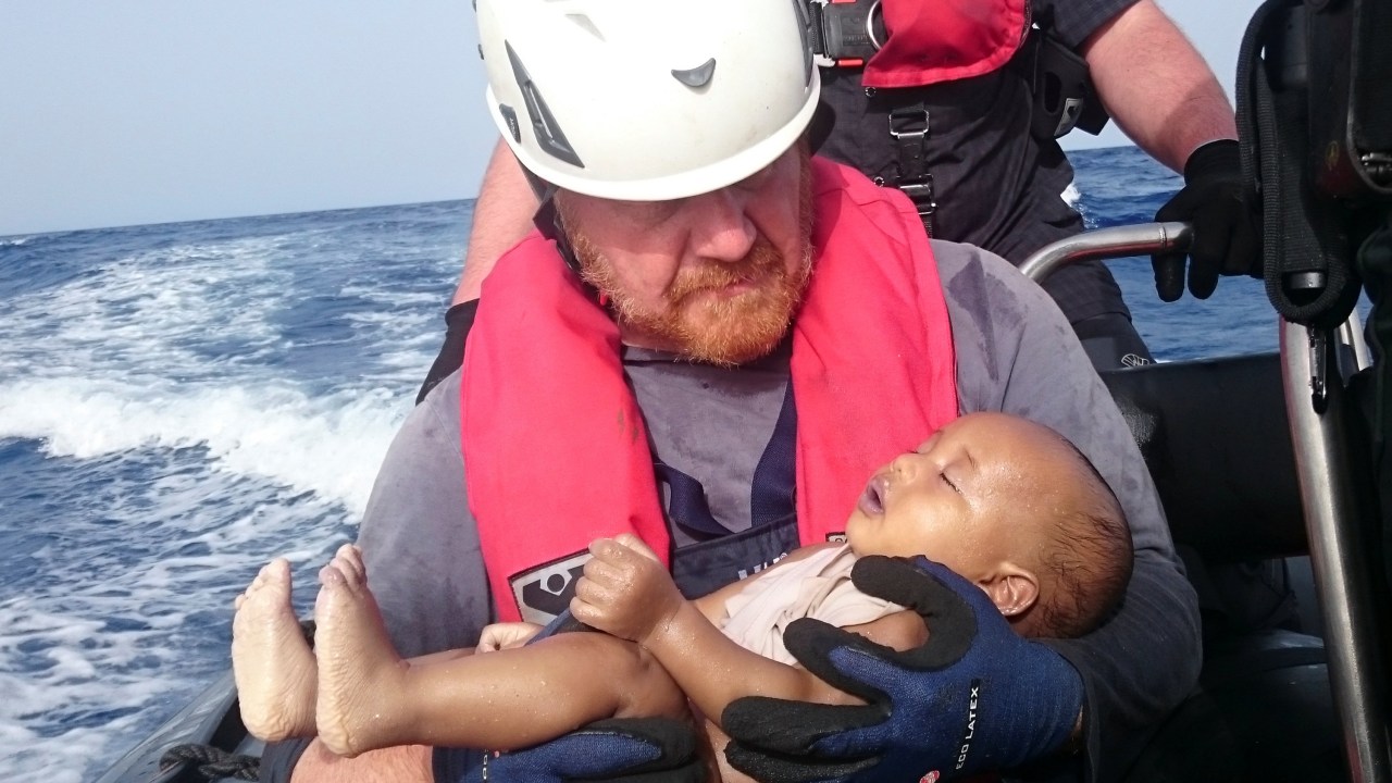 Corpo de bebê imigrante é resgatado no Mediterrâneo após naufrágio na costa da Líbia