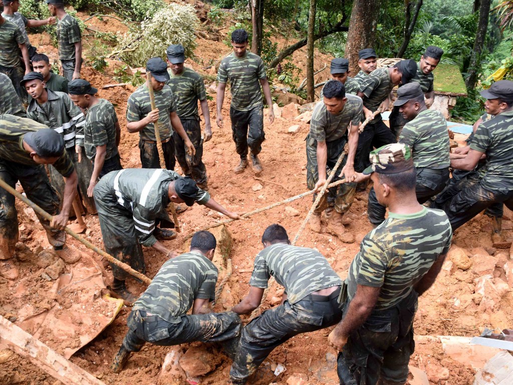 Militares trabalham no resgate de vítimas após deslizamento no Sri Lanka