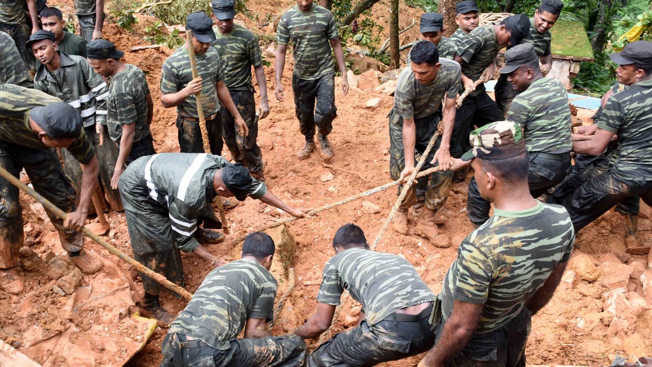 Militares trabalham no resgate de vítimas após deslizamento no Sri Lanka