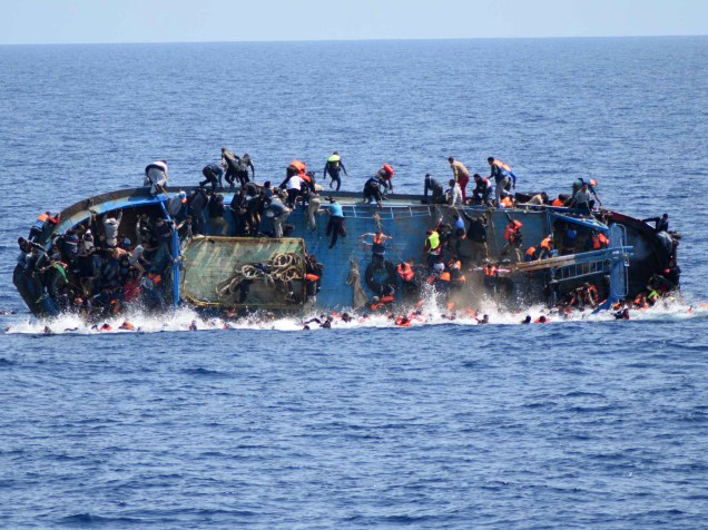 Marinha italiana registra momento em que barco lotado com 500 pessoas vira no Mar Mediterrâneo, enquanto refugiados tentavam chegar a costa da Líbia. Pelo menos sete pessoas se afogaram - 25/05/2016