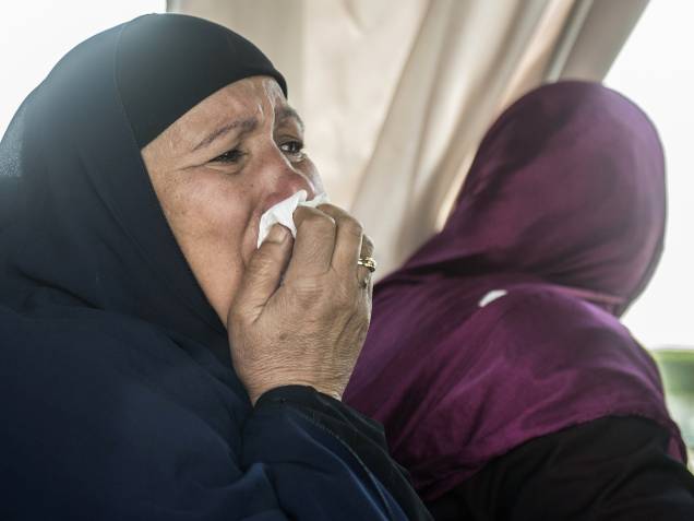Familiares de passageiros que estavam a bordo do voo MS804 da EgyptAir choram na chegada ao local de atendimento da companhia aérea no Aeroporto Internacional do Cairo, no Egito - 19/05/2016