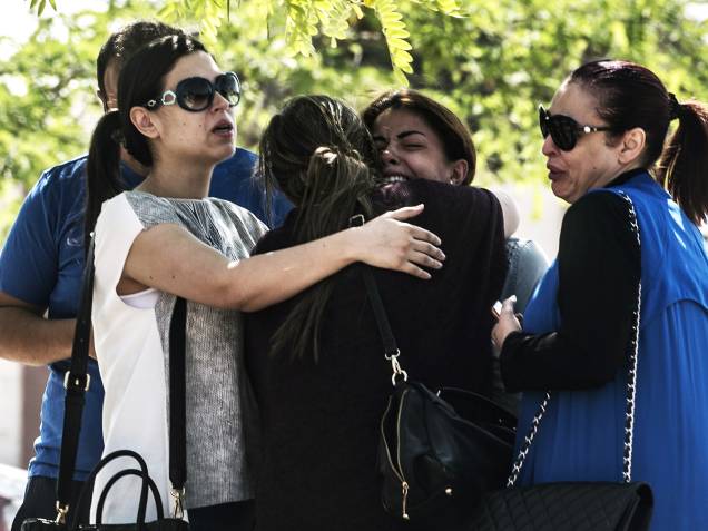 Familiares de passageiros que estavam a bordo do voo MS804 da EgyptAir choram na chegada ao local de atendimento da companhia aérea no Aeroporto Internacional do Cairo, no Egito - 19/05/2016