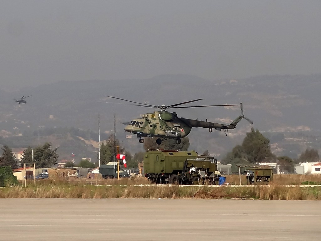 Um helicóptero Mi-28N das Força Aeroespacial da Rússia cai perto de Homs na Síria