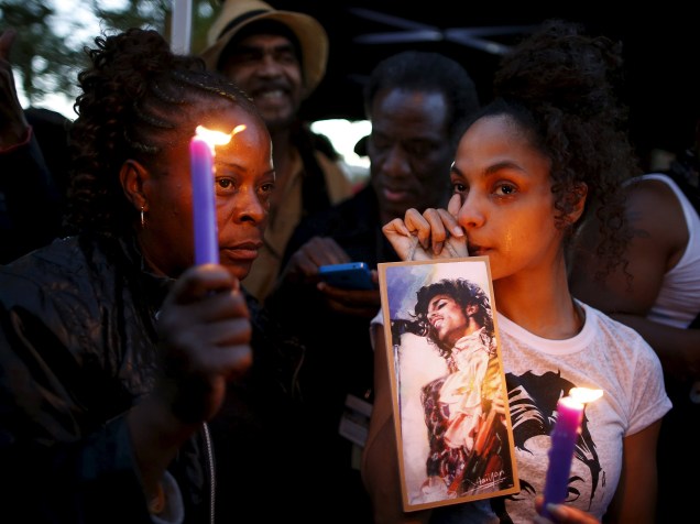 Fãs se emocionam durante vigília em homenagem ao músico Prince em Los Angeles, na Califórnia (EUA) - 22/04/2016