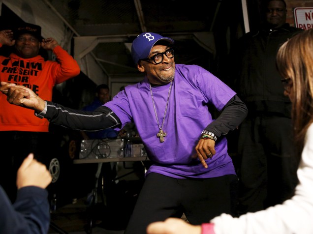 O diretor Spike Lee dança em uma festa de rua, em homenagem ao cantor Prince, no bairro do Brooklyn, nos Estados Unidos - 22/04/2016
